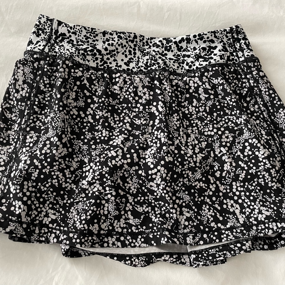 Lululemon women’s pace mid rise athletic skirt. Size 6